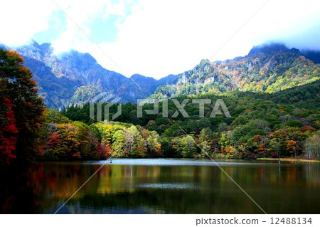 Autumn leaves mirror pond Autumn leaves mirror pond 12488134
