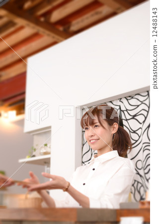 在咖啡館付款 在咖啡館付款 12488143