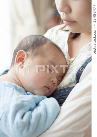 2個月大的嬰兒父母和孩子 2個月大的嬰兒父母和孩子 12488477