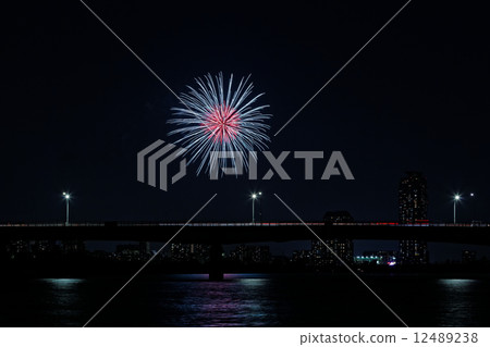 煙花和景觀在河上反映出來 煙花和景觀在河上反映出來 12489238