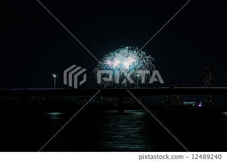 煙花和景觀在河上反映出來 煙花和景觀在河上反映出來 12489240