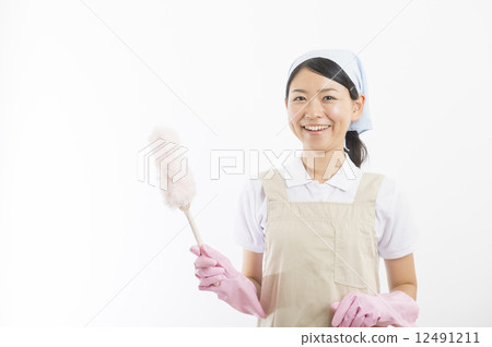 Women cleaning Women cleaning 12491211