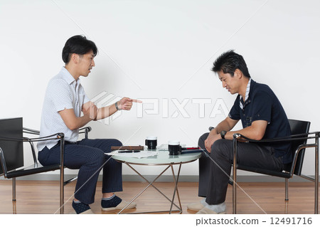 Business people meeting at a cafe 12491716