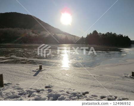 在湖附近的Okunikko Yumoto溫泉熱水湖，多雪的風景在冬天。 12496932