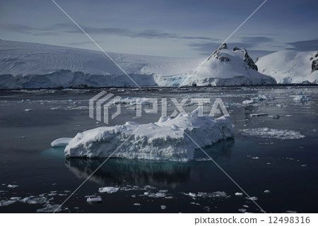 Antarctic landscape 12498316
