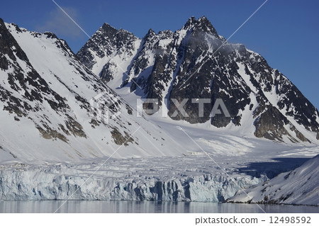 Arctic landscape 12498592