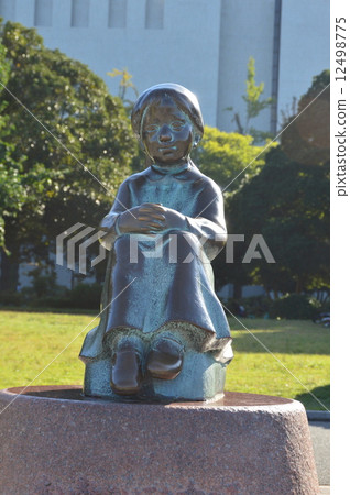 The image of "girls wearing red shoes" (Yamashita Park / Naka-ku, Yokohama-shi, Kanagawa) 12498775