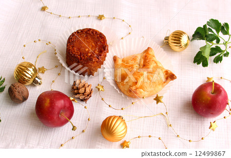 Christmas baked confectionery and ornaments 12499867
