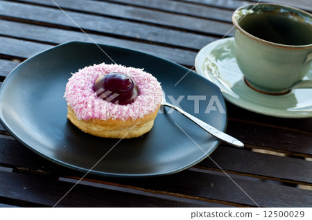delicious doughnut on the disk delicious doughnut on the disk 12500029