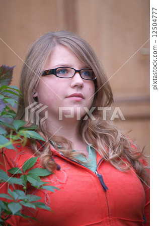 Young girl 12504777