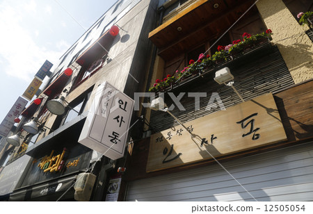 Insadong in Seoul, South Korea. 12505054