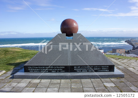 A monument of peace 12505172