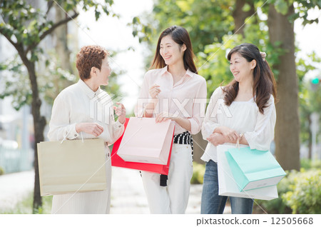 Women shopping 12505668
