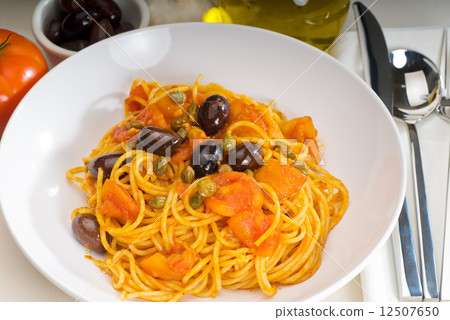 spaghetti pasta puttanesca 12507650