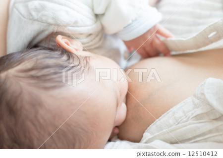 Breast feeding 2 months old baby 12510412