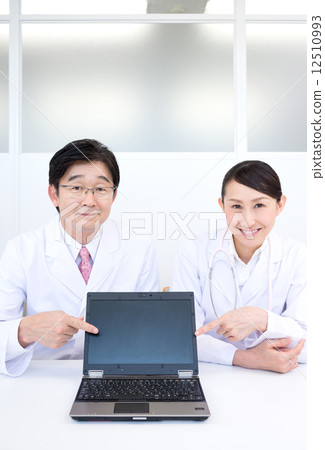 會議上的醫生們展示了筆記本電腦 12510993