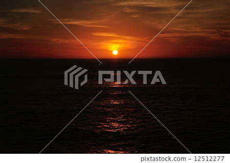 Sunset of Huntington Beach, USA 12512277