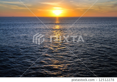 Sunset of Huntington Beach, USA 12512278