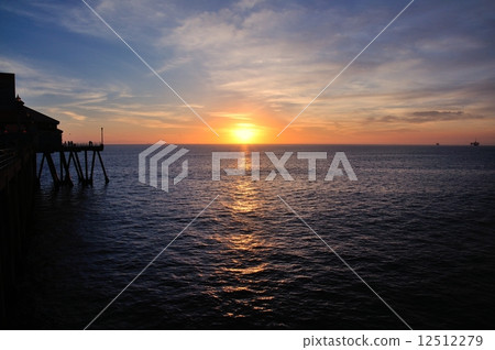 Sunset of Huntington Beach, USA 12512279