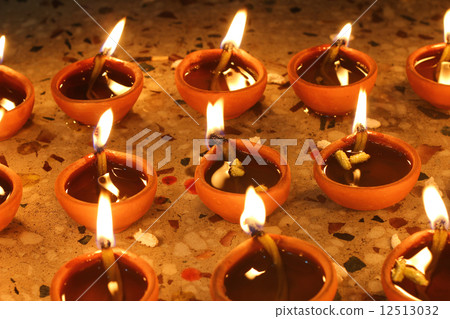 beautiful diwali oil lamps 12513032