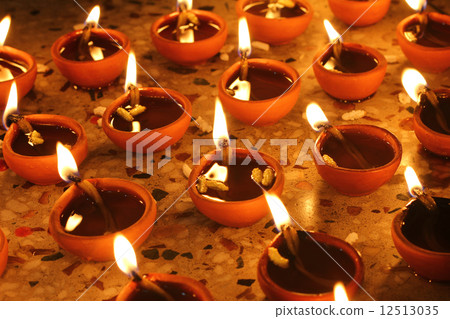 oil lamp in row oil lamp in row 12513035