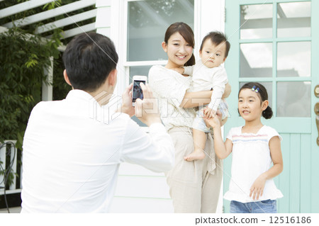一個家庭拍照 12516186