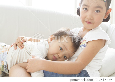 妹妹和寶寶一起玩 妹妹和寶寶一起玩 12516276