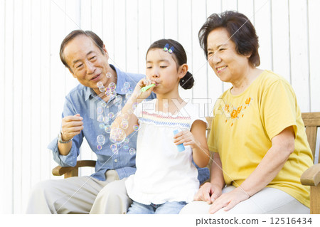 玩泡泡的祖父母和孫子的照片 12516434