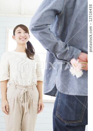 給花束的夫婦 12516438