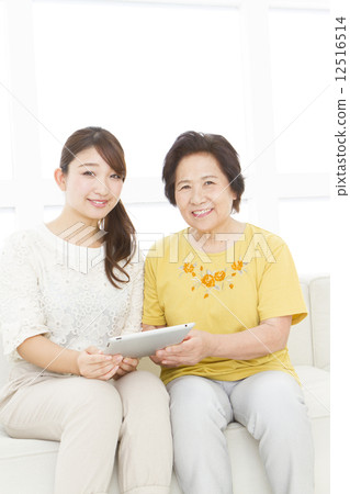 女性兩代父母和孩子在做互聯網 12516514