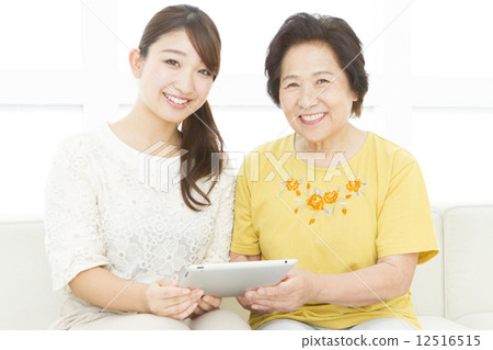 女性兩代父母和孩子在做互聯網 12516515