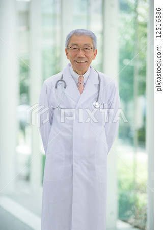 Romance gray doctor standing at the entrance of a big hospital 12516886