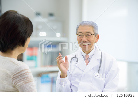 醫生在檢查室採訪女性患者 12516925