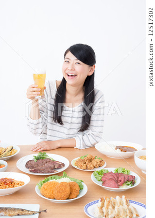Young lady (beer and meal) 12517302
