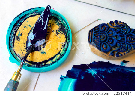 The paint and trowel for printing on cloth The paint and trowel for printing on cloth 12517414