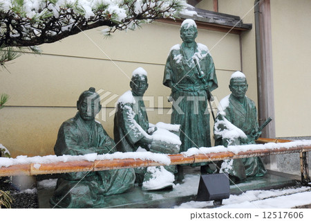 土佐四個雪化妝的雕像 12517606