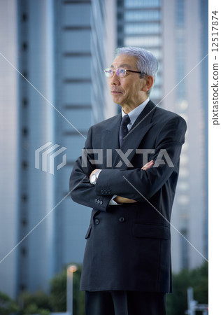 晚上的高層建築行政人員站在城市周圍 12517874