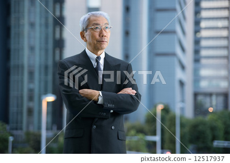 High-rise building in the evening Executive to do arm work in the city High-rise building in the evening Executive to do arm work in the city 12517937
