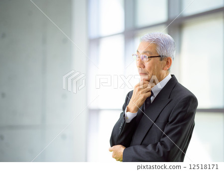 支持窗口的商人 12518171