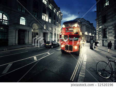old bus on street of London 12520196