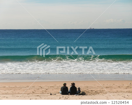 Parent and child of the beach Parent and child of the beach 12520454