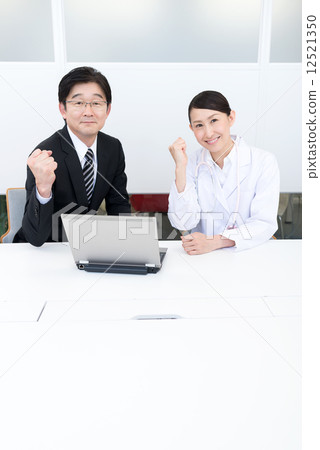 商人和醫生膝上型計算機膽量姿勢 12521350