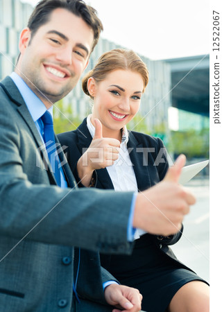 Businesspeople working outdoor 12522067