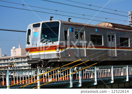 Train on the Tokyo Metro Fukutoshin Line running the Ibarasi bridge on the main line of Tokyu Toyoko Line Train on the Tokyo Metro Fukutoshin Line running the Ibarasi bridge on the main line of Tokyu Toyoko Line 12522614