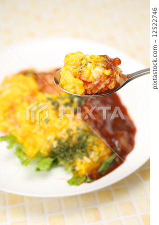 Eat omelet rice 12522746