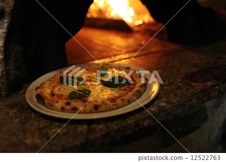 Bake pizza in stone kiln Bake pizza in stone kiln 12522763