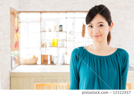 放鬆在廚房裡的婦女 放鬆在廚房裡的婦女 12522937