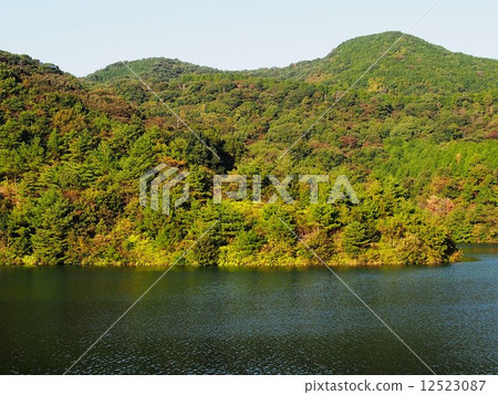 開始變紅的山離開與水壩湖 12523087