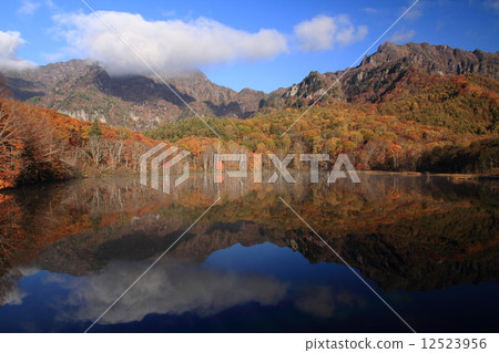 Togakushi Takahara mirror pond in autumn and Togaki mountain peak Togakushi Takahara mirror pond in autumn and Togaki mountain peak 12523956