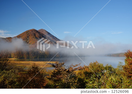 秋元湖在秋天 12526096